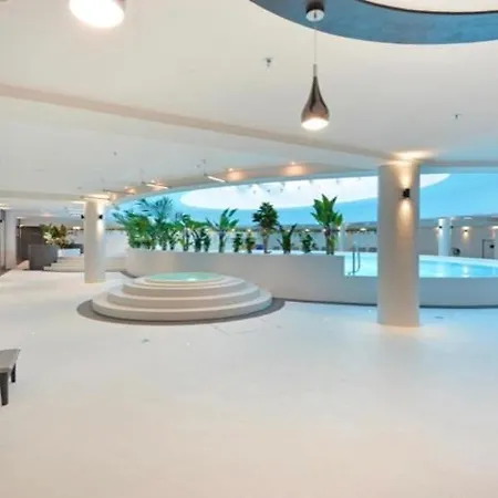 Hanza Tower Sky 23 Pool & Jacussi شقة